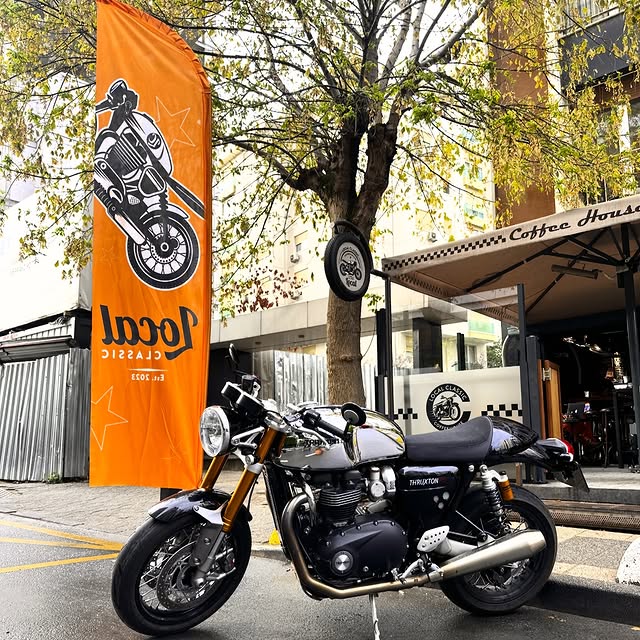 ✨ Triumph Thruxton RS Chrome Edition

Klasik cafe racer ruhunun en şık hali.
Ayna efektli el işçiliğ